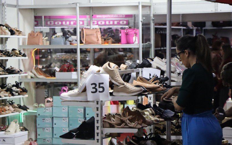 Loucura por Sapatos segue até o dia 13 na Fenac