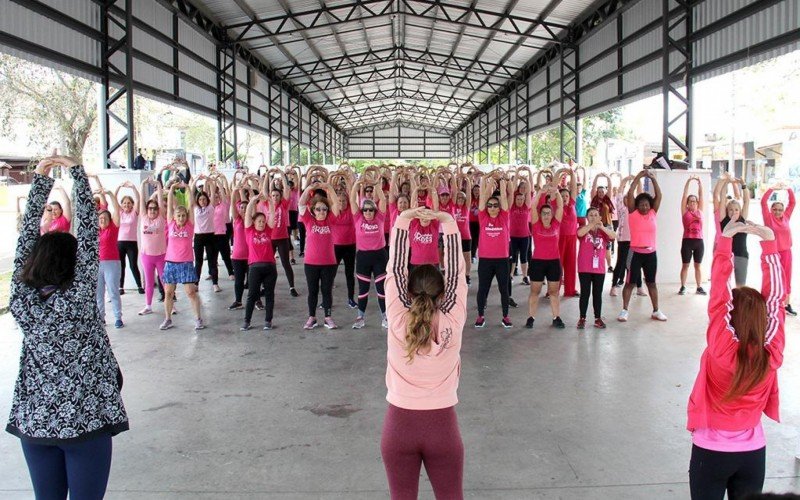 Aulão rosa de ginástica foi uma das atrações do Outubro Rosa de 2023 em Esteio