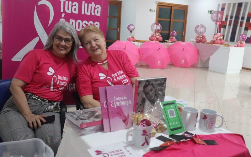 Maria Helena Fleck e Maria Inês Becker, da Associação Força Rosa, marcaram presença na ação
