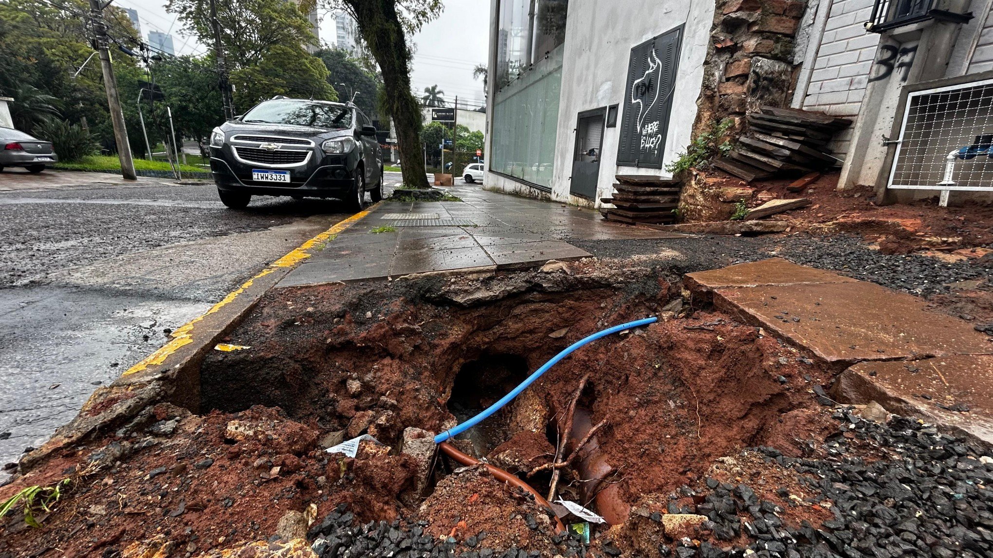 "É um perigo isso aqui": Erosão forma cratera em rua de Novo Hamburgo