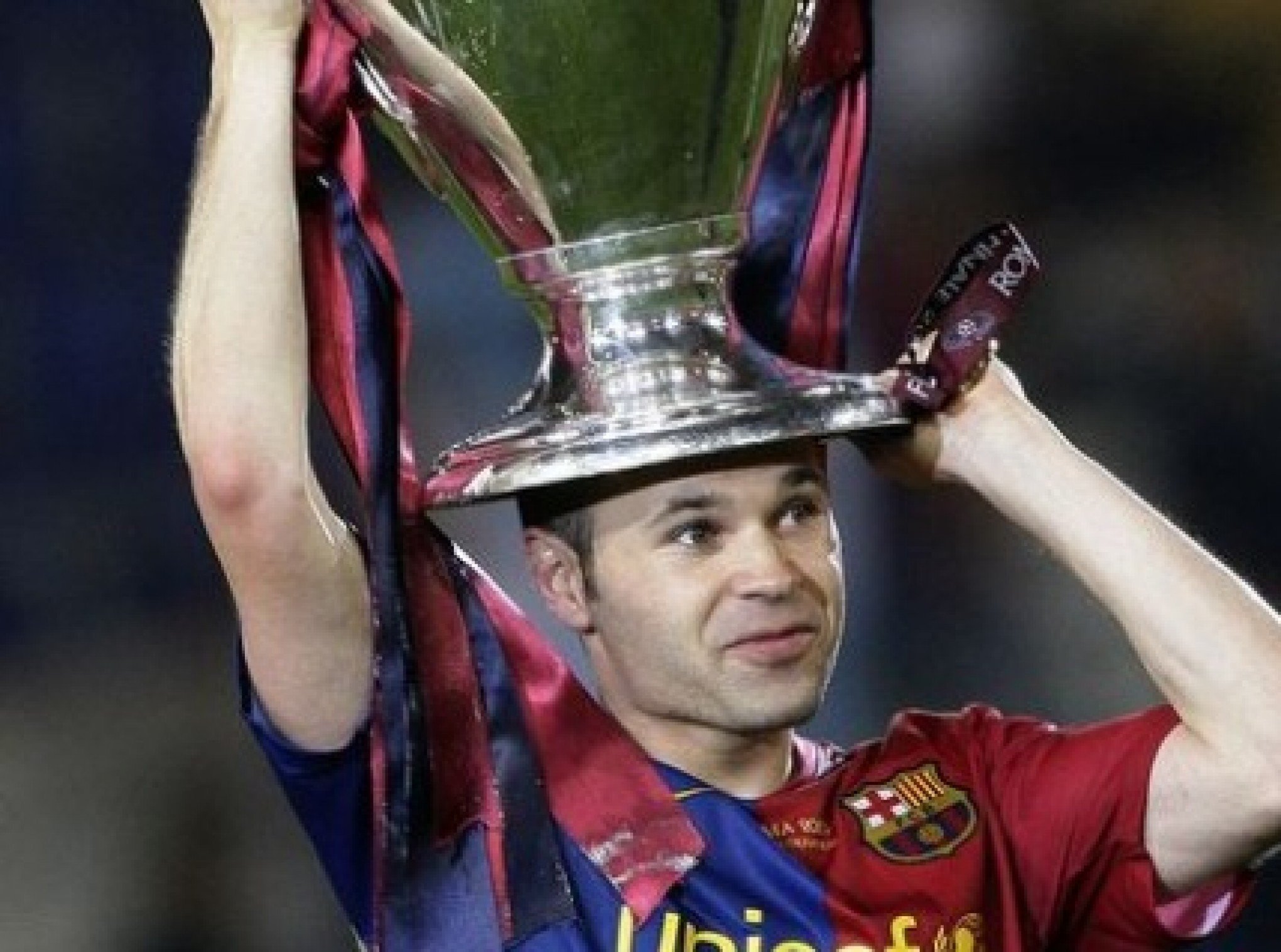 "Não posso estar longe do futebol": Iniesta se despede dos gramados e anuncia próximos passos