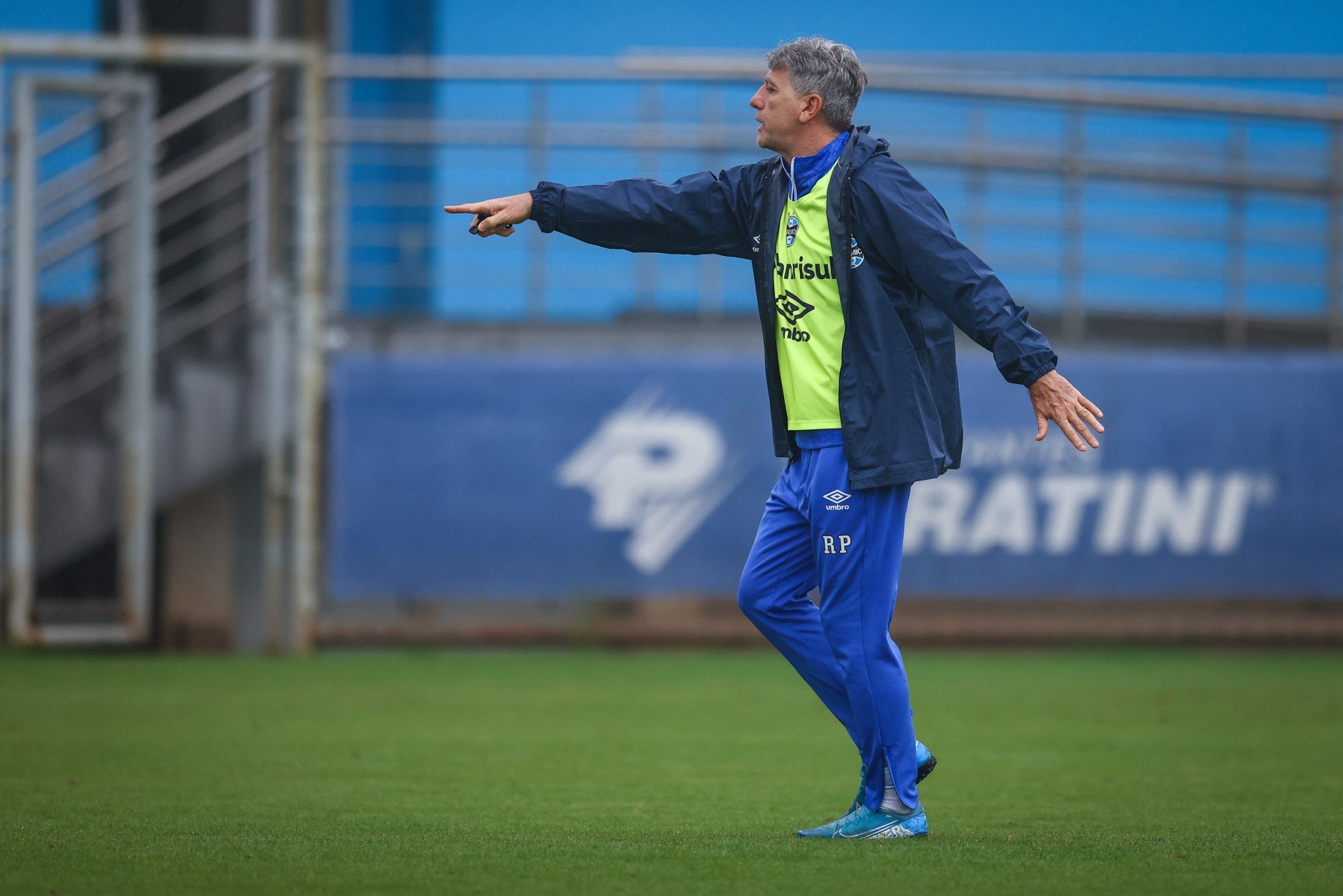 Renato comanda treino com portões fechados em preparação para o Gre-Nal