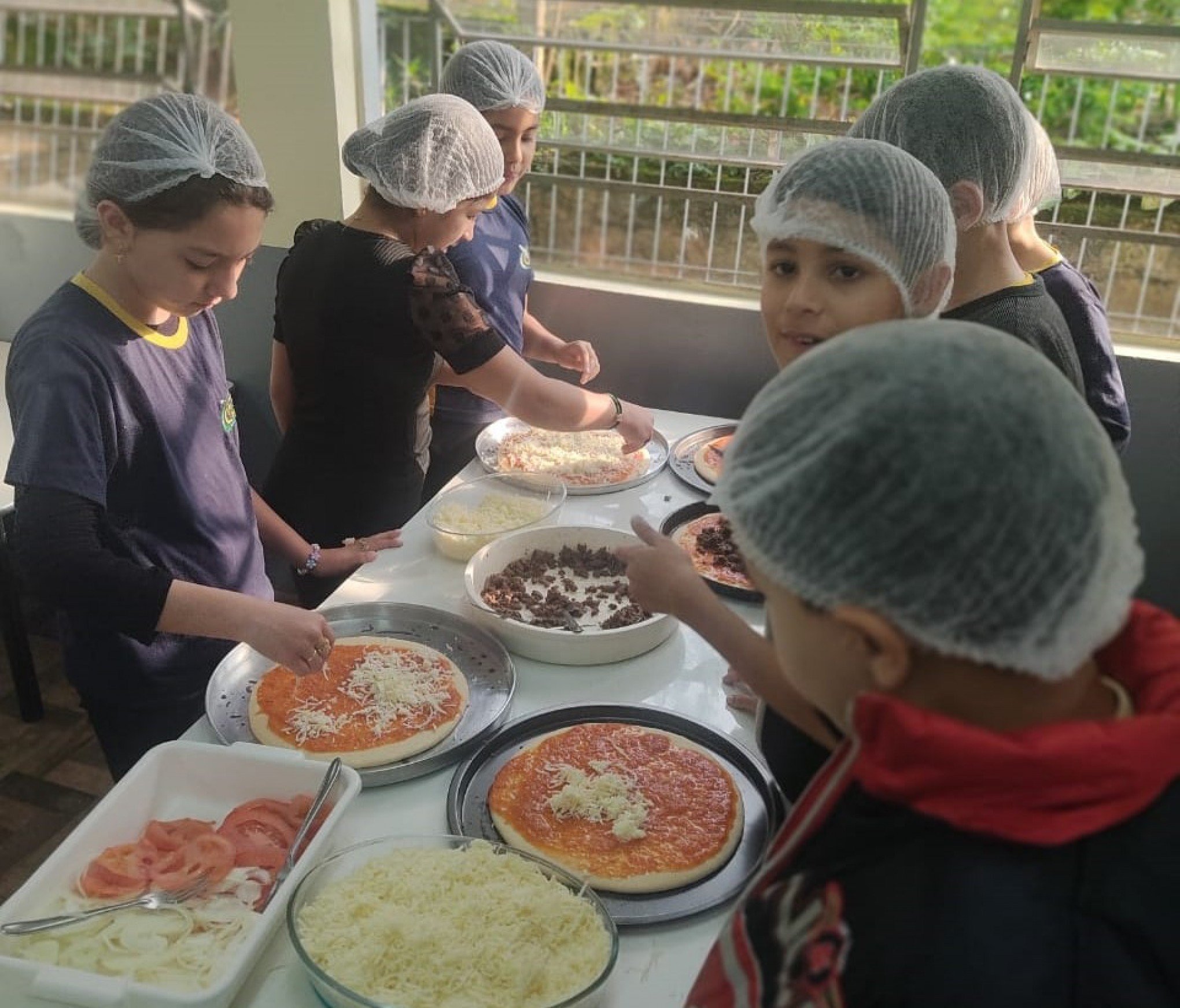 Estudantes criam microempresa e aprendem sobre empreendedorismo após turma começar a vender doces em sala de aula