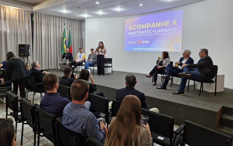 Lançamento ocorreu no auditório 2 da Fenac