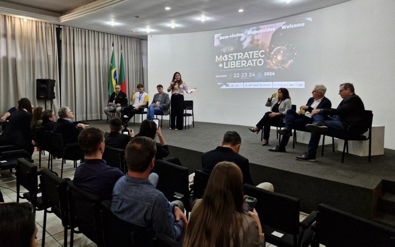 Lançamento ocorreu no auditório 2 da Fenac | abc+