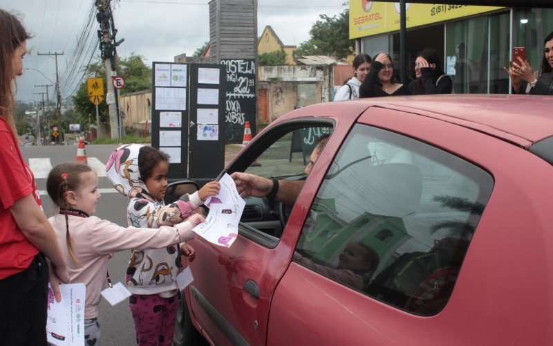 Estudantes de 5 a 6 anos EMEI Pé de Moleque se transformaram em agentes de trânsito mirins para conscientizar motoristas