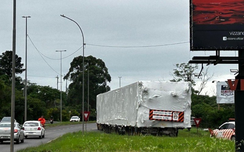 Caminhão leva peça gigante a empresa da região | abc+