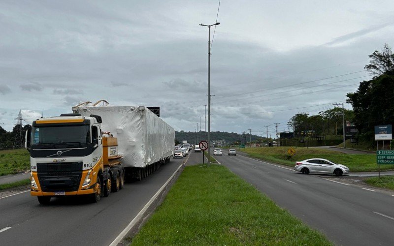 Caminhão leva peça gigante a empresa da região | abc+