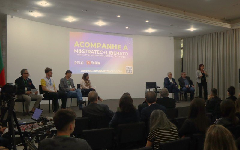 Lançamento ocorreu no auditório 2 da Fenac