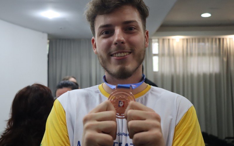 Rodrigo Mann Schaidt, aluno da Fundação Liberato, conquistou medalha de bronze na China com seu projeto