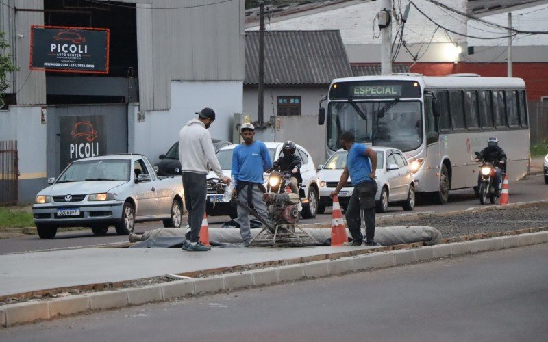 Canteiro central fechou acessos ao bairro