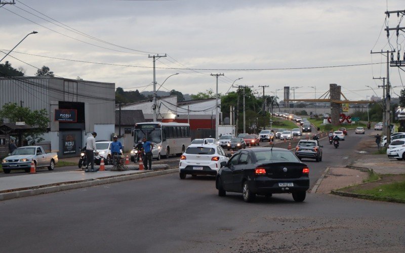 Quem sai do bairro pela Avenida 8 de Setembro só pode ir em direção à RS-239 ou à BR-116