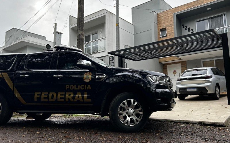 Agentes da Polícia Federal cumpriram mandado de busca e apreensão no bairro Floresta, em Estância Velha | abc+