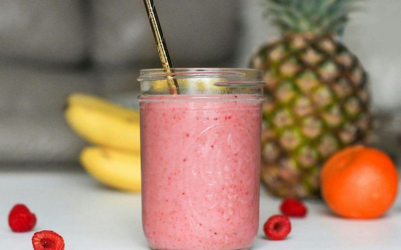 Smoothie de banana com morango é uma delícia e fica pronto em 10 minutos | abc+