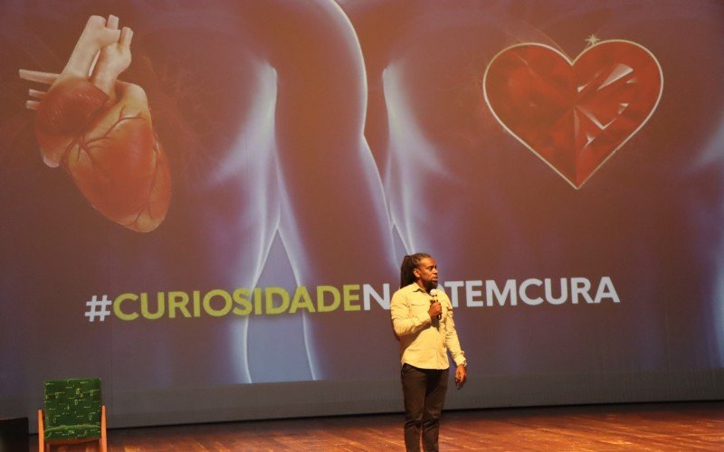 Tinga palestra no Teatro Feevale para estudantes  | abc+