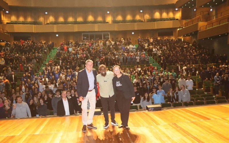 Tinga palestra no Teatro Feevale para estudantes  | abc+