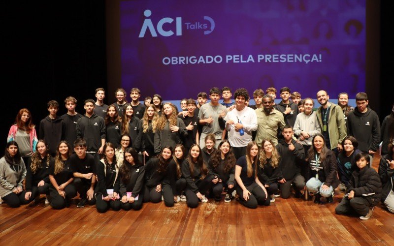 Tinga palestra no Teatro Feevale para estudantes  | abc+