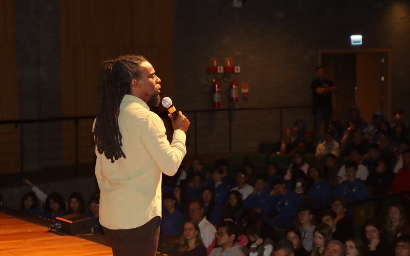 Tinga palestra no Teatro Feevale para estudantes  | abc+