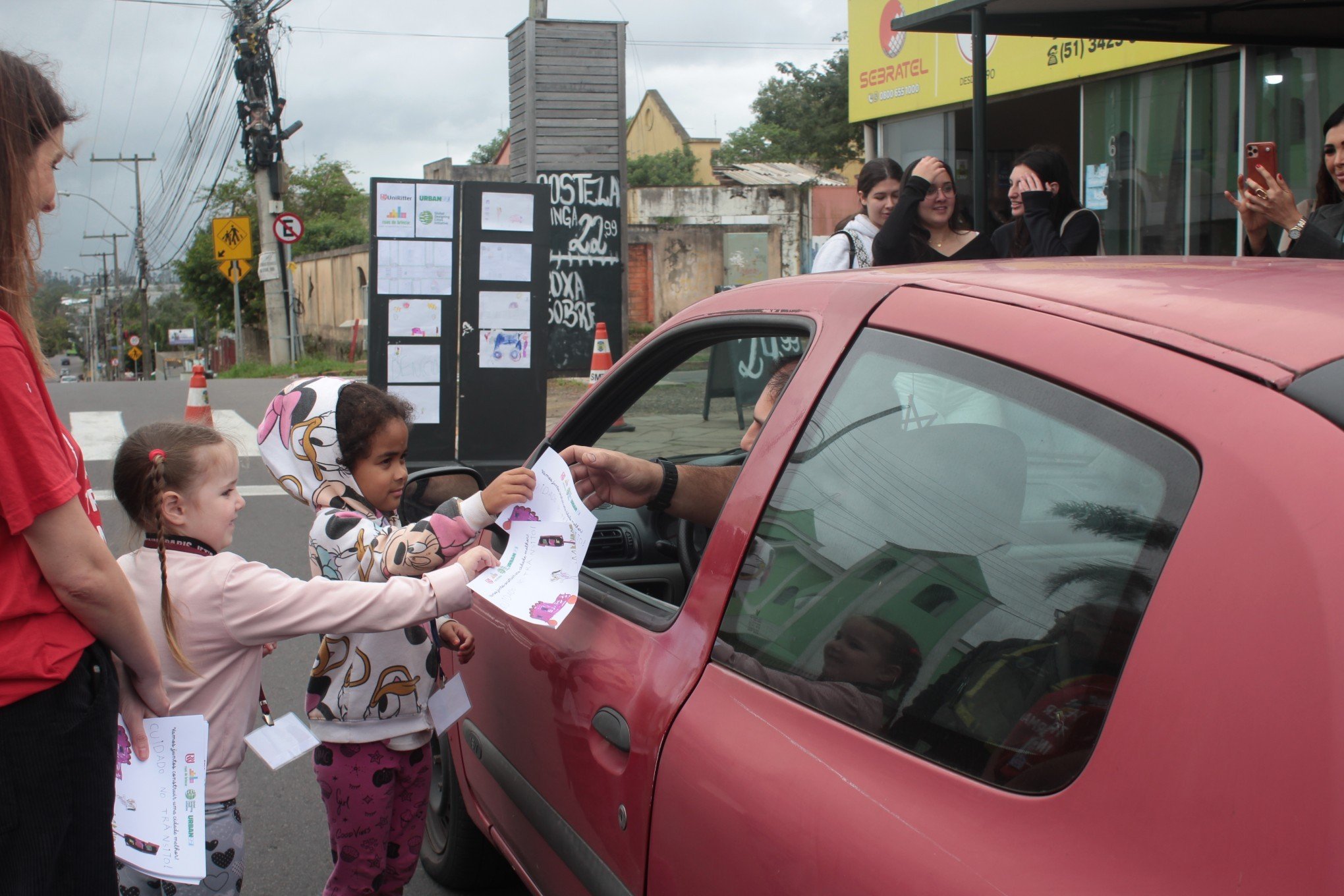 Alunos são agentes de trânsito mirins por um dia para conscientizar motoristas