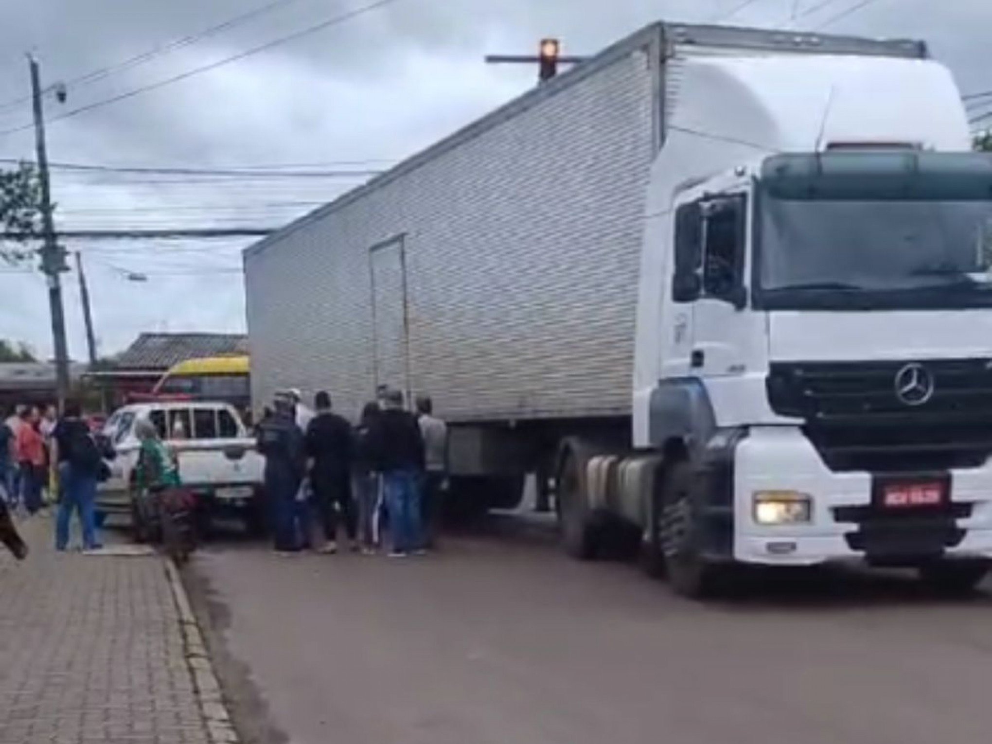 VÍDEO: Caminhão passa por cima de mulher em Canoas