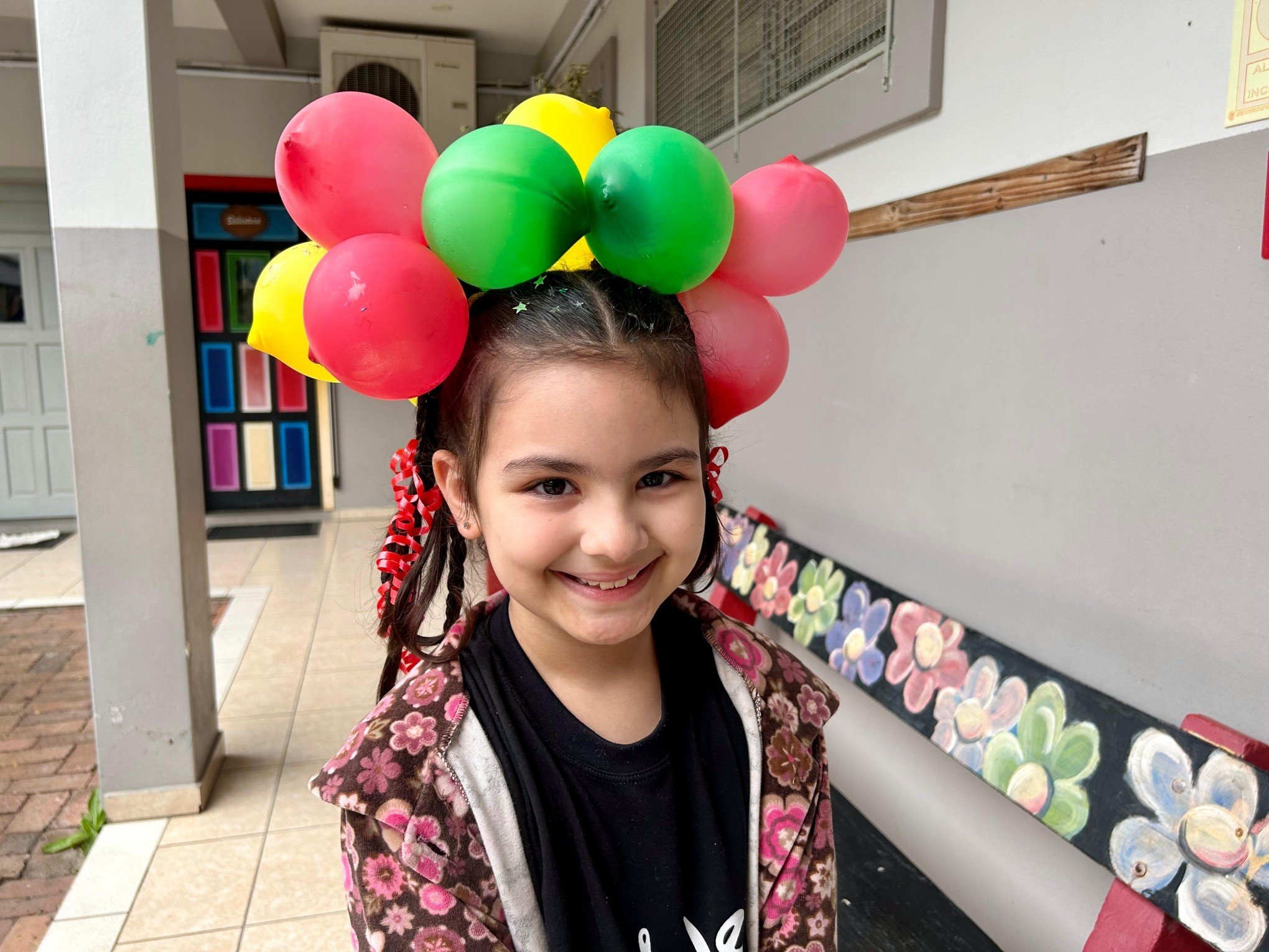 DIA DO CABELO MALUCO: Brincadeira viral nas redes sociais chega às escolas; veja fotos e penteados divertidos