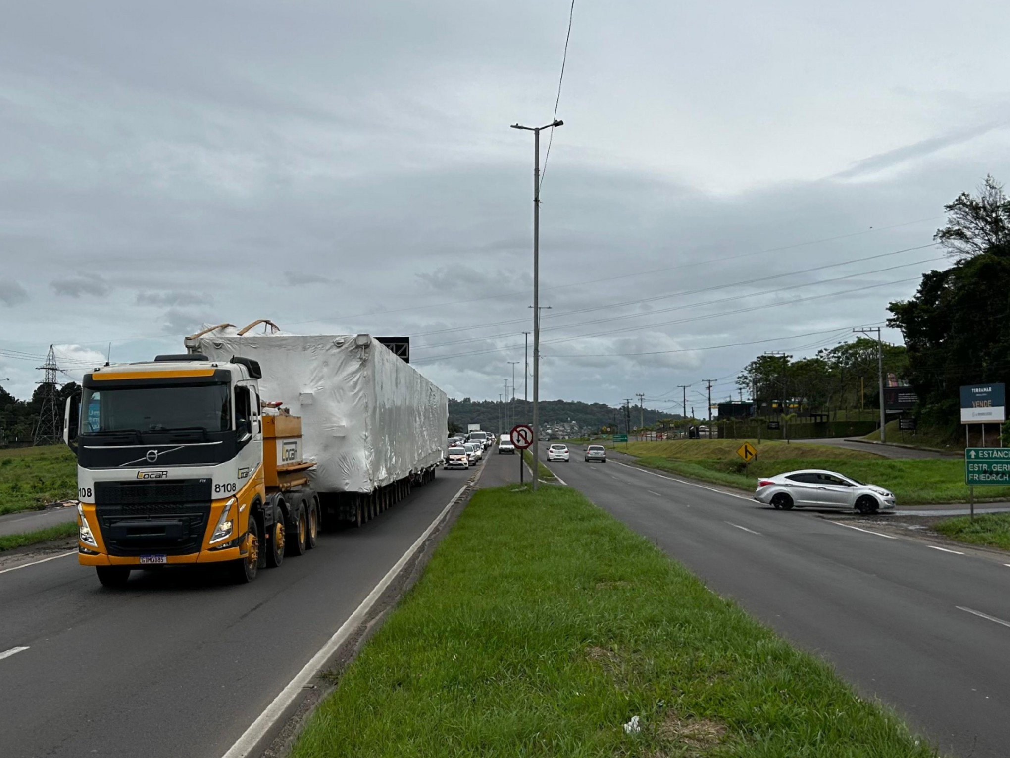 Praça de pedágio é desmontada para passagem de caminhão gigante