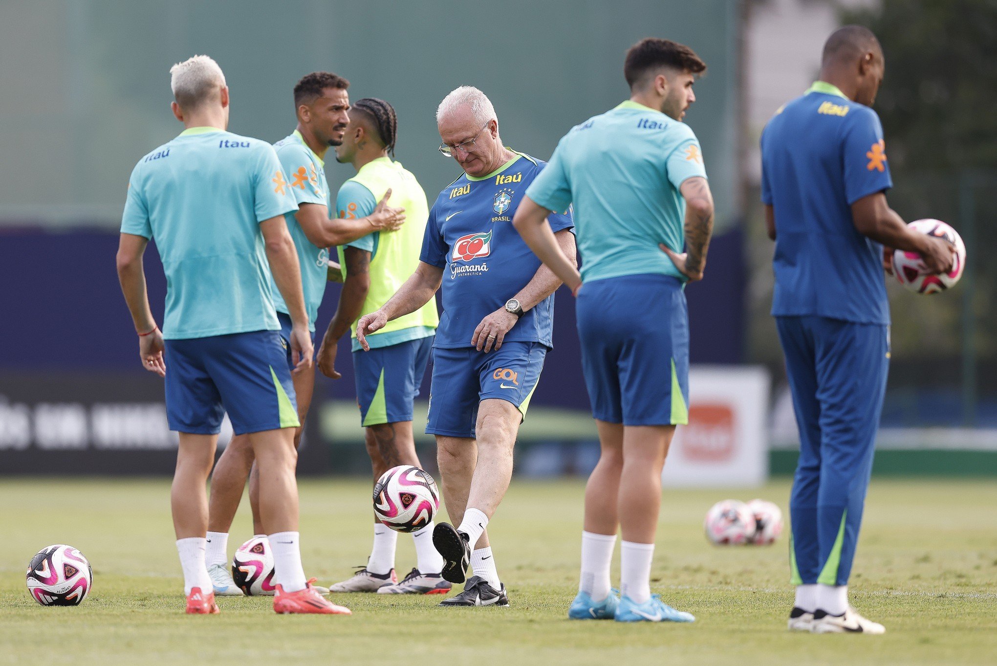 Dorival sofreu com 15 cortes em quatro convocações desde que assumiu a Seleção Brasileira
