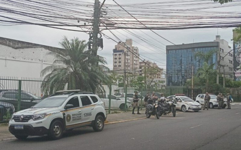 Brigadianos bloquearam vias próximas à Prefeitura de Canoas no meio da tarde desta quinta-feira (10)