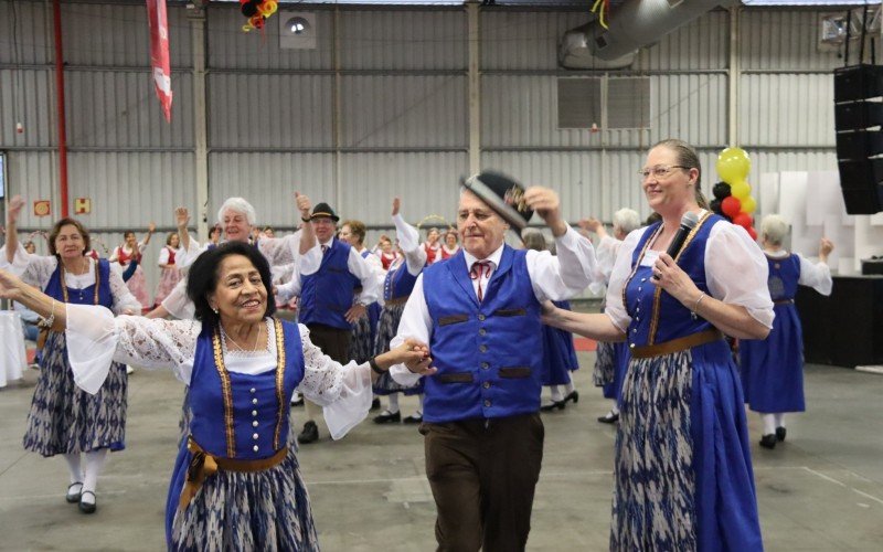 Grupos de dança se apresentaram na Fenac