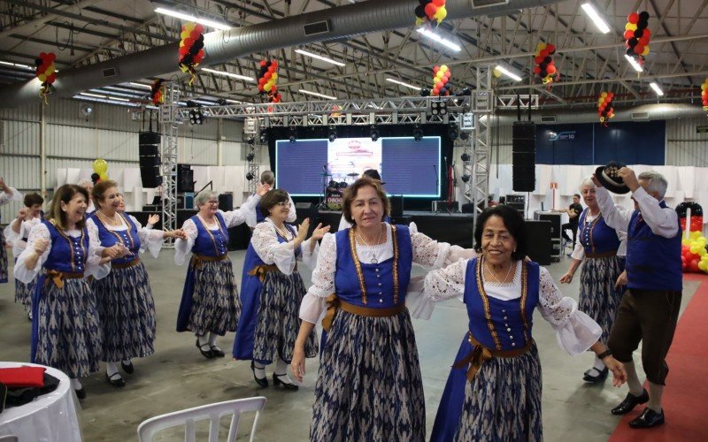Grupos de dança se apresentaram na Fenac