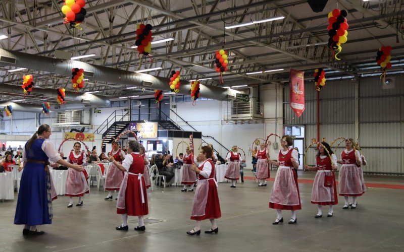 Grupos de dança se apresentaram na Fenac