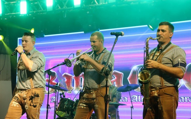 Banda 0800 colocou o público para dançar