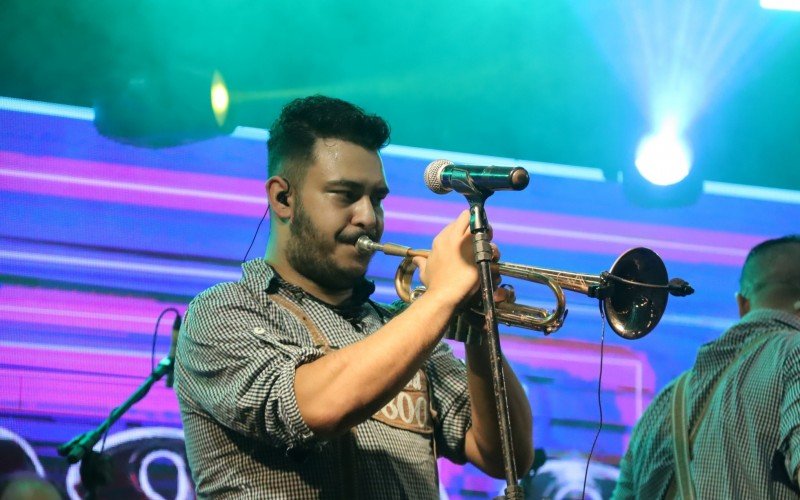 Banda 0800 colocou o público para dançar