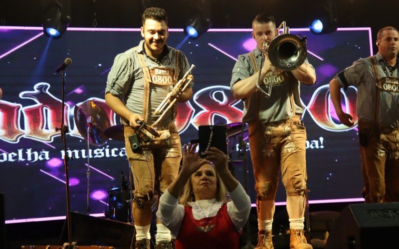 Banda 0800 colocou o público para dançar