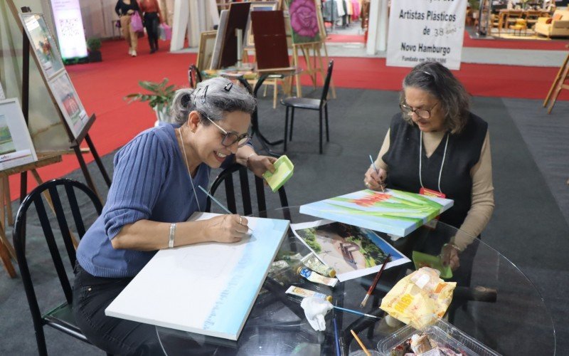 Eloisa Gonçalves e Regina Dietrich fazem obras ao vivo
