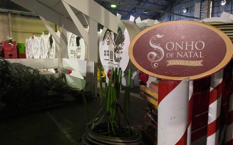 Montagem da decoração do Sonho de Natal, em Canela