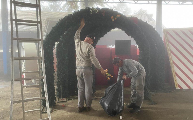Montagem da decoração do Sonho de Natal, em Canela