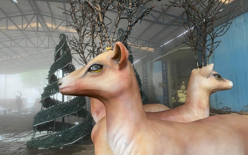 Montagem da decoração do Sonho de Natal, em Canela