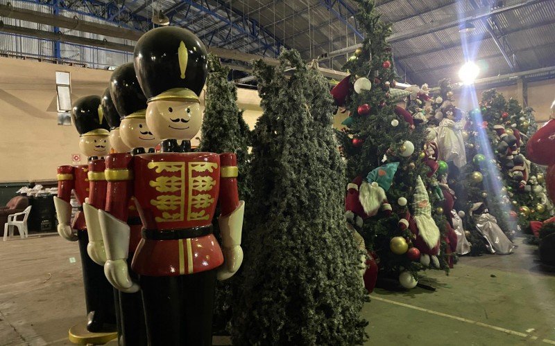 Montagem da decoração do Sonho de Natal, em Canela