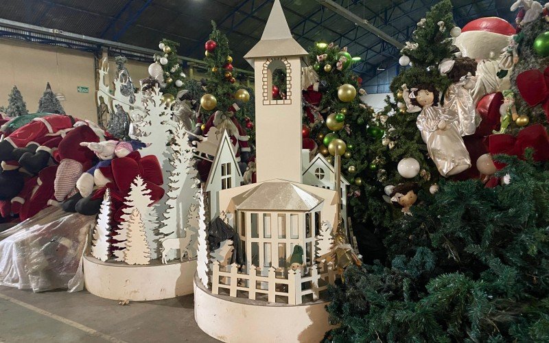 Montagem da decoração do Sonho de Natal, em Canela
