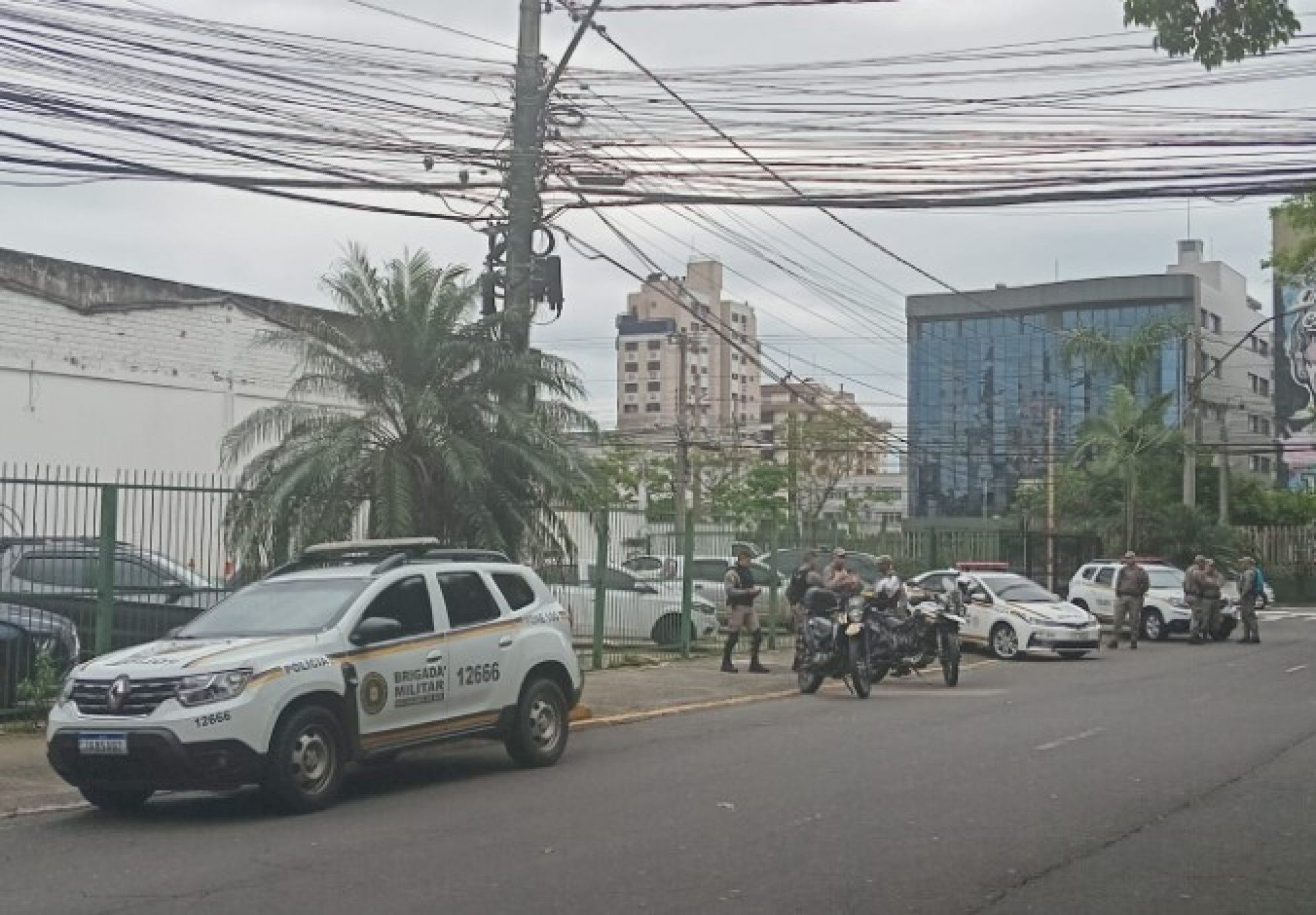 Trabalhadores contratados para recolher entulhos protestam; entenda motivo