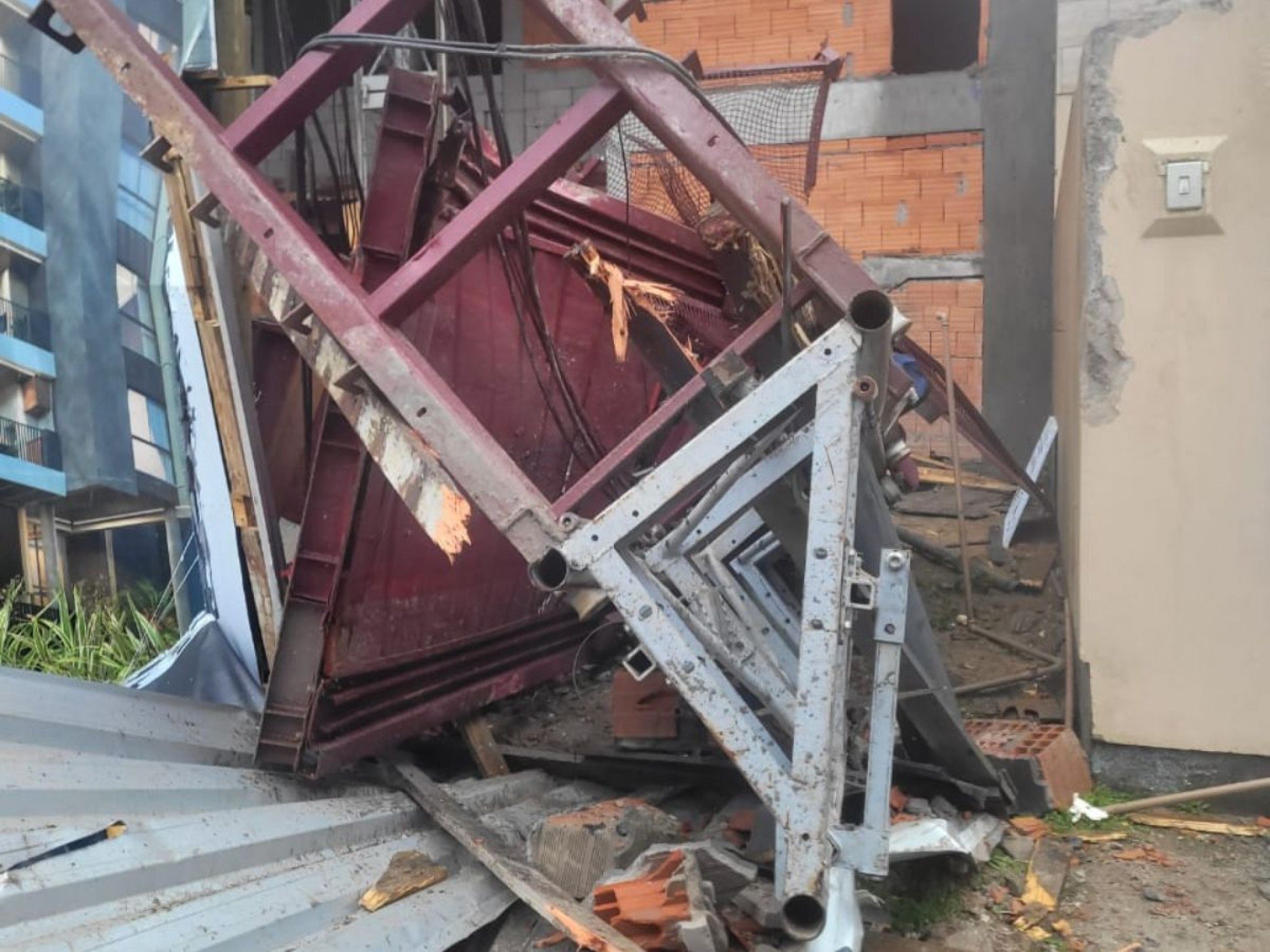 Três trabalhadores morrem e dois ficam feridos após elevador de obra despencar