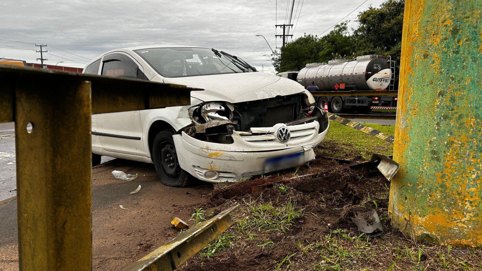 BR-116: Carro bate em caminhão-tanque e arranca estrutura metálica da rodovia em São Leopoldo
