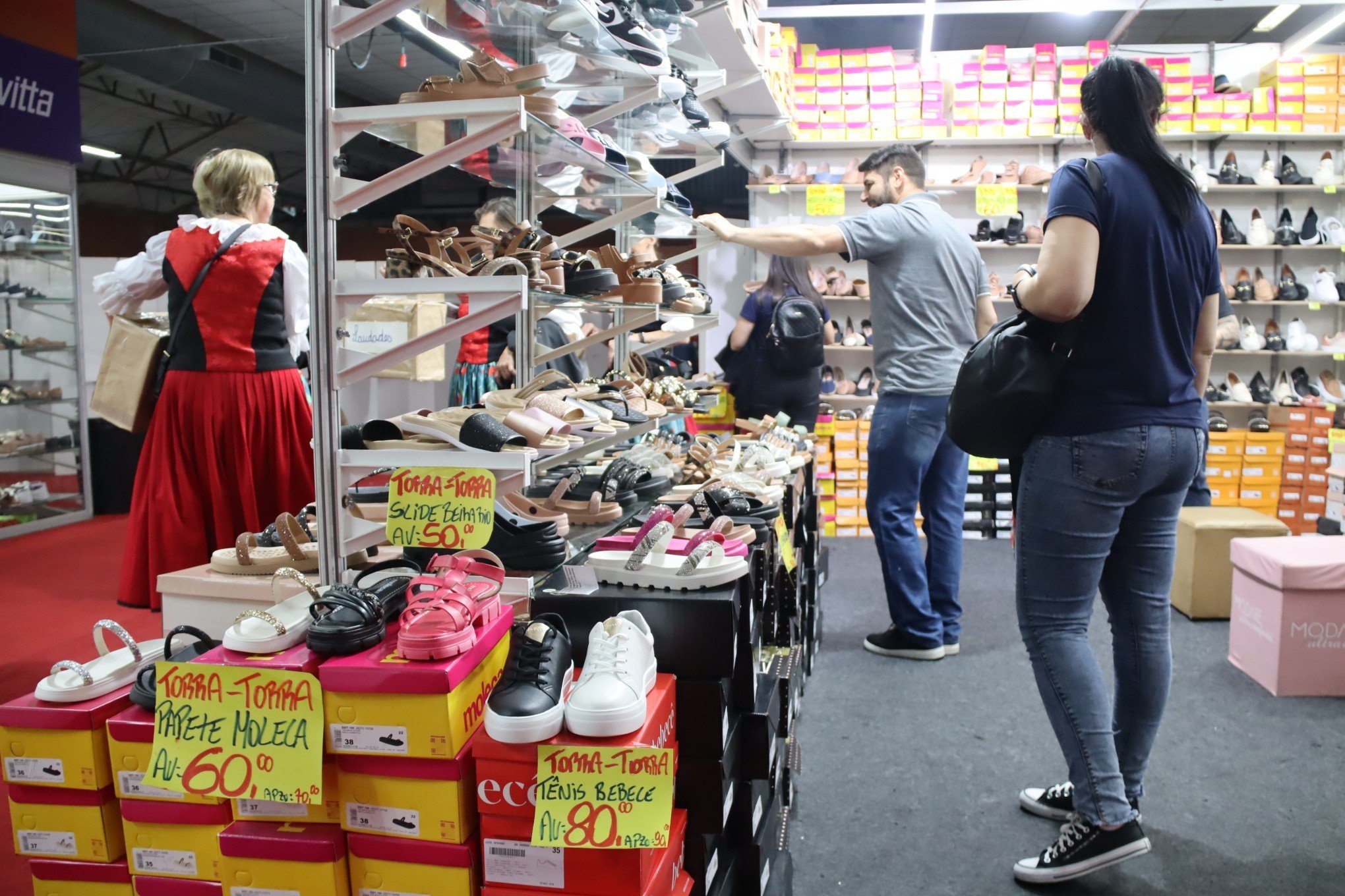 LOUCURA POR SAPATOS: Lançamentos e super descontos aguardam visitantes nos últimos dias de feira