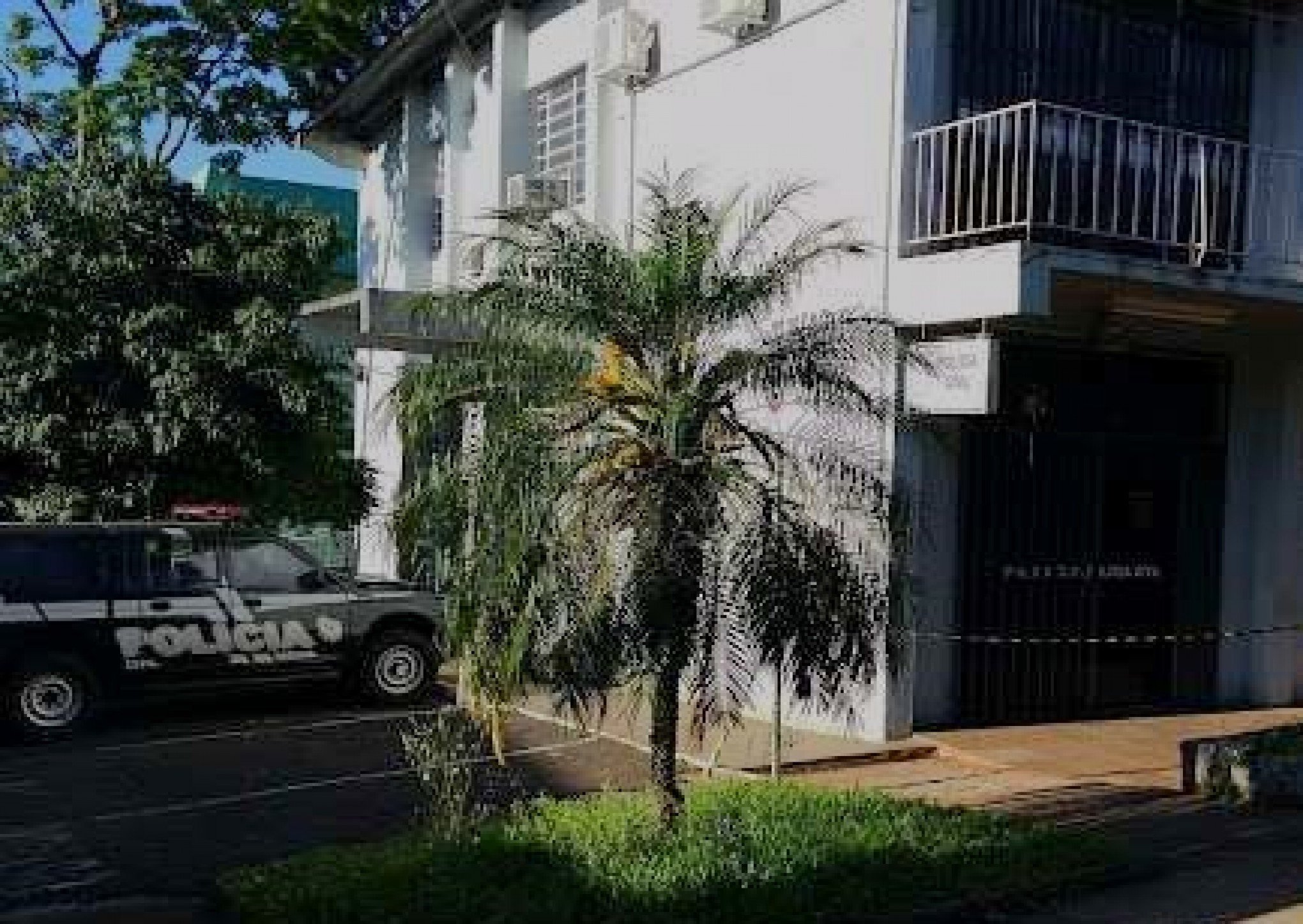Banheiro com porta lacrada escondia mulher morta; marido estava em cova concretada