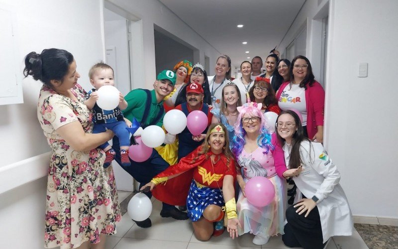  Caçadores de Sorriso: No colo da mãe, a professora Fabiana Oliveira, 35, Emanuel Cavalheiro, de 11 meses, não desgrudou do balão que recebeu dos personagens | abc+