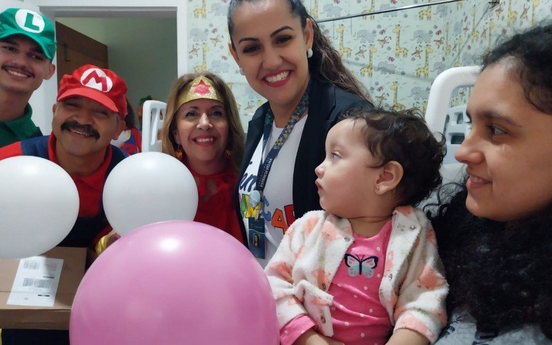 Caçadores de Sorriso: Kimberly Gabriely dos Reis Sanches, de um ano,  no colo da mãe, a profissional autônoma Nathalia dos Reis Pinto, 20 | abc+