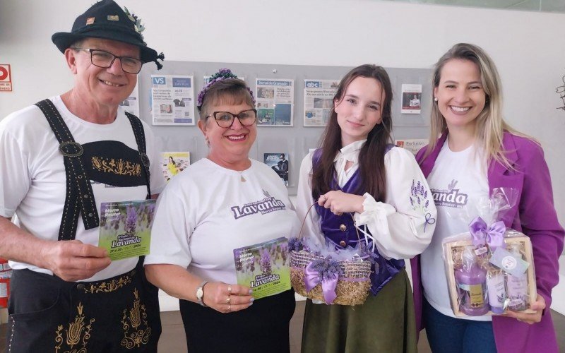 Festa da Lavanda é divulgada pelo casal germânico Lurdes e Flávio Birck, a camponesa Sara Mello e a secretária de Agricultura, Indústria, Comércio e Turismo de Morro Reuter, Thaís Backes | abc+