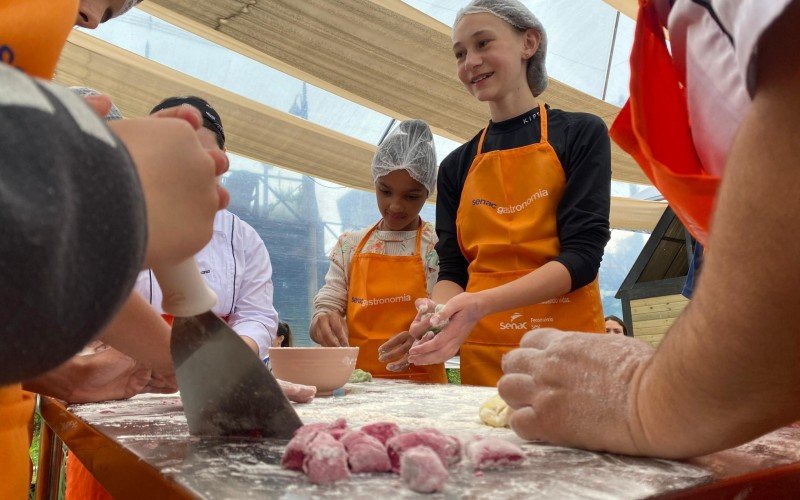 Estudantes participam de oficinas com o Senac Gramado no Festival de Gastronomia