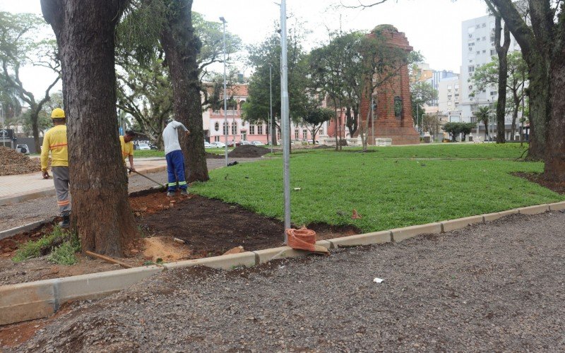 Operários trabalham na revitalização da praça